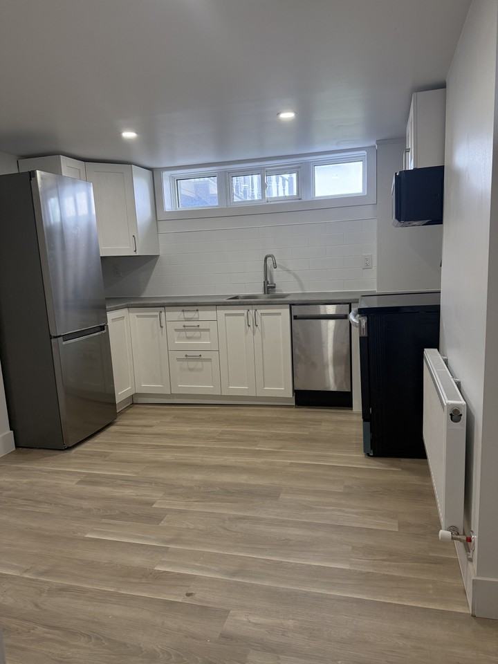 439 Bay Street North - Photo 2 of 9