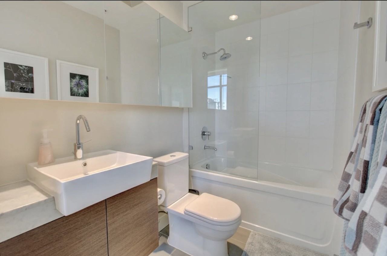 948 Robson St - Photo 3 of 3