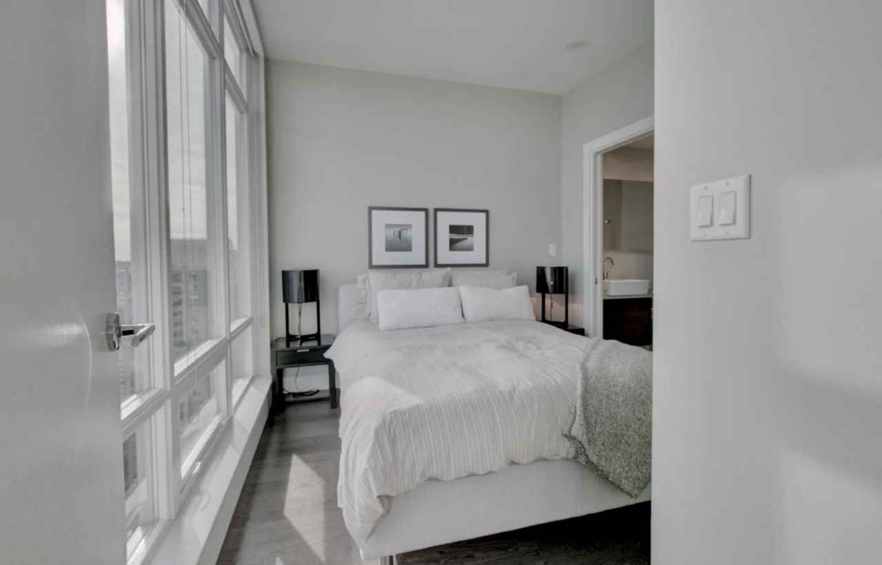 948 Robson St - Photo 2 of 3