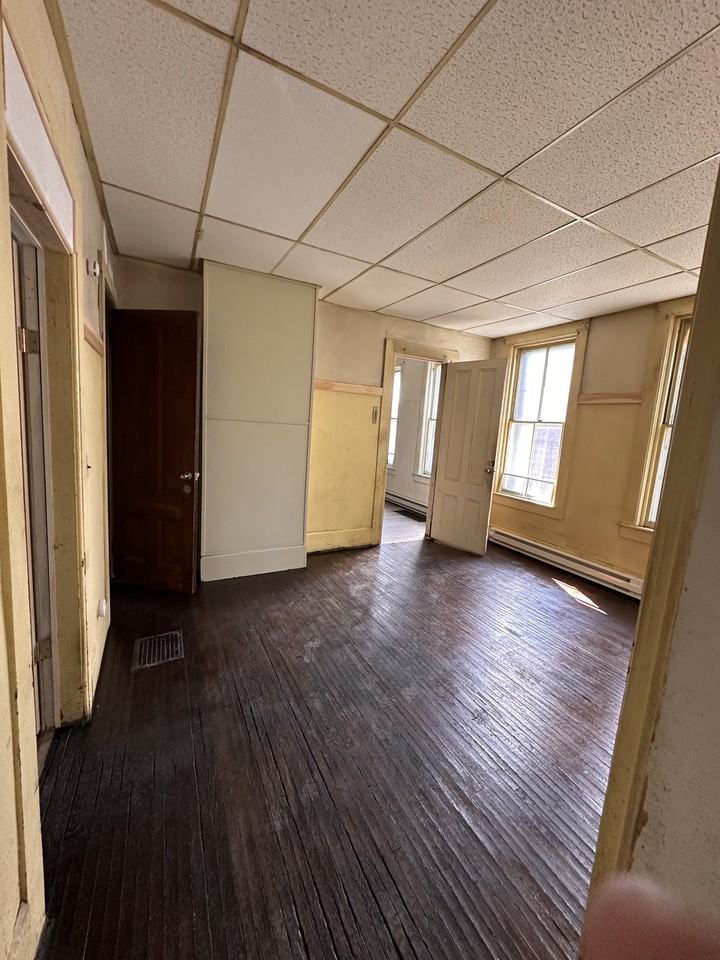 917 Lake St #1stFL - Photo 7 of 9