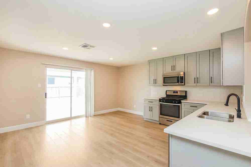 1210 Dayton Dr - Photo 5 of 16