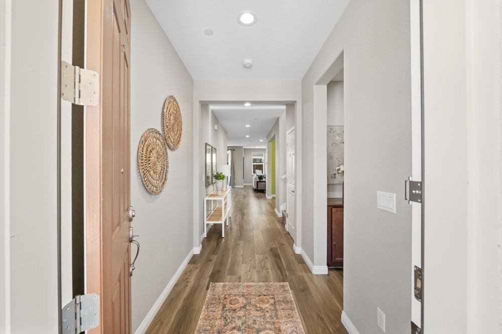 1913 Earl Court - Photo 3 of 39