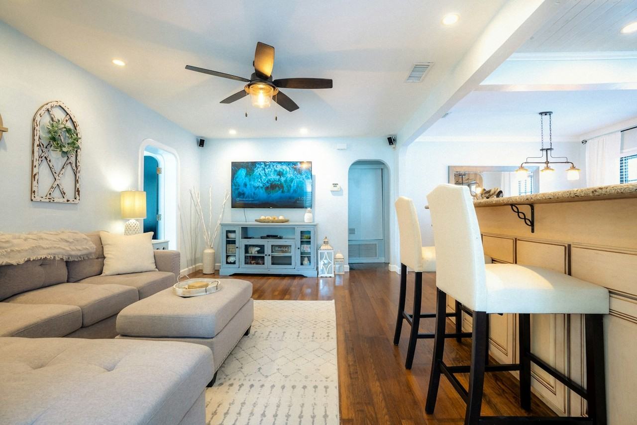 1011 W Smith St, Unit N/A - Photo 2 of 17