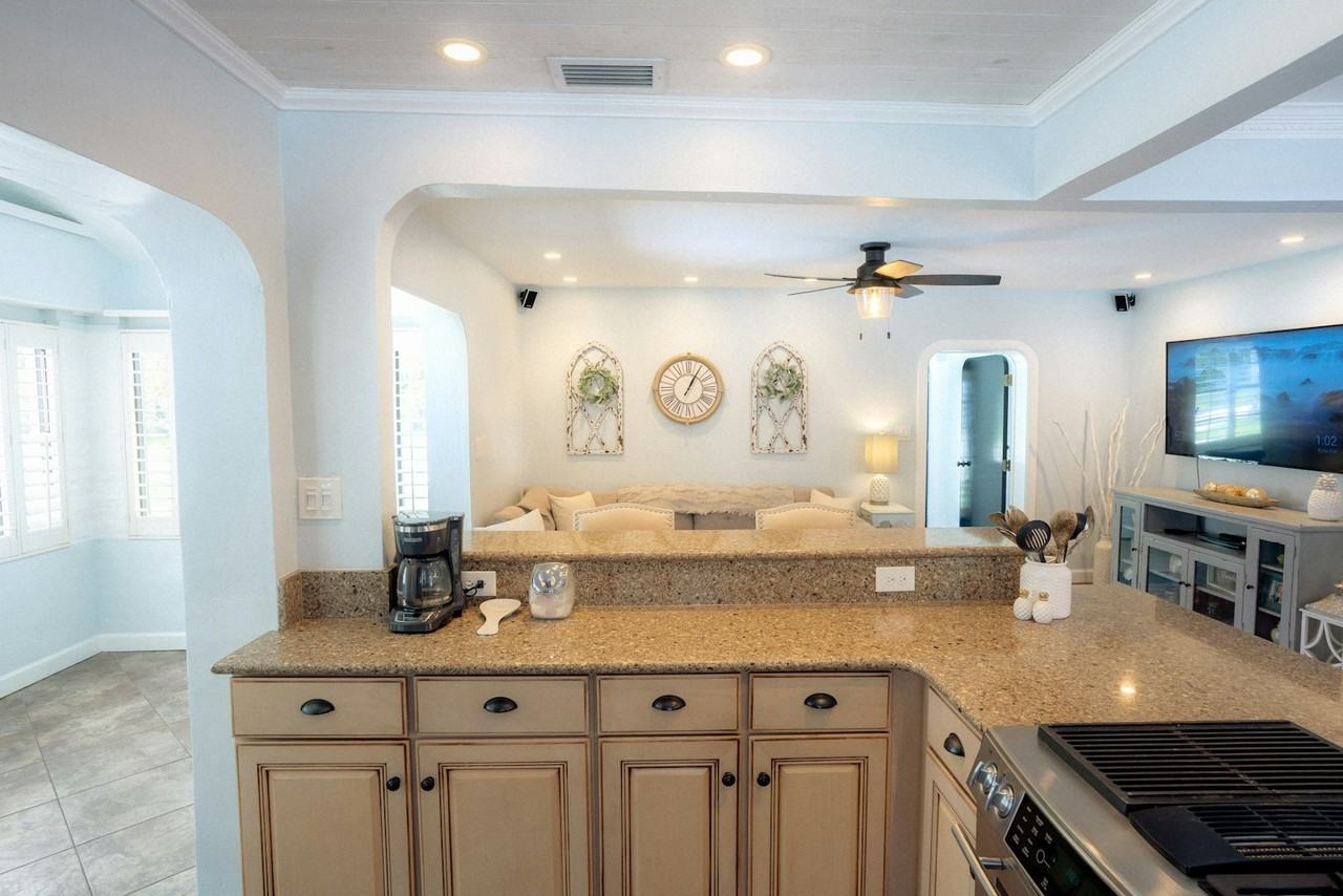 1011 W Smith St, Unit N/A - Photo 3 of 17