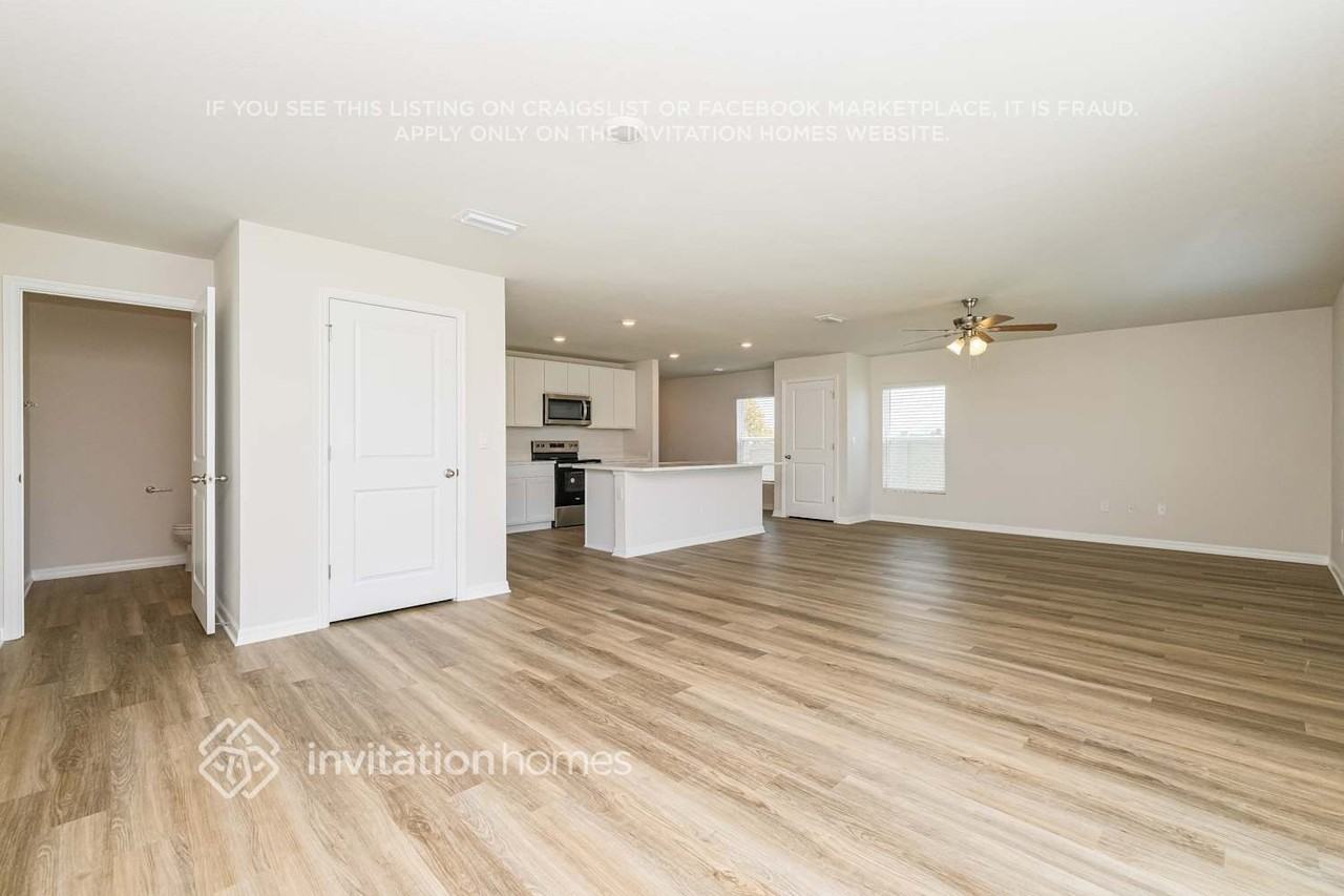 10828 Hidden Banks Glen East - Photo 5 of 18