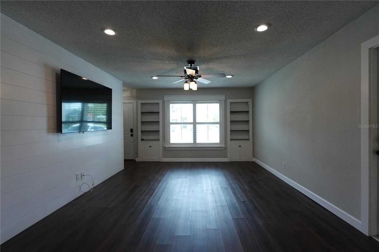 2733 Woodland Hills Ave - Photo 2 of 9