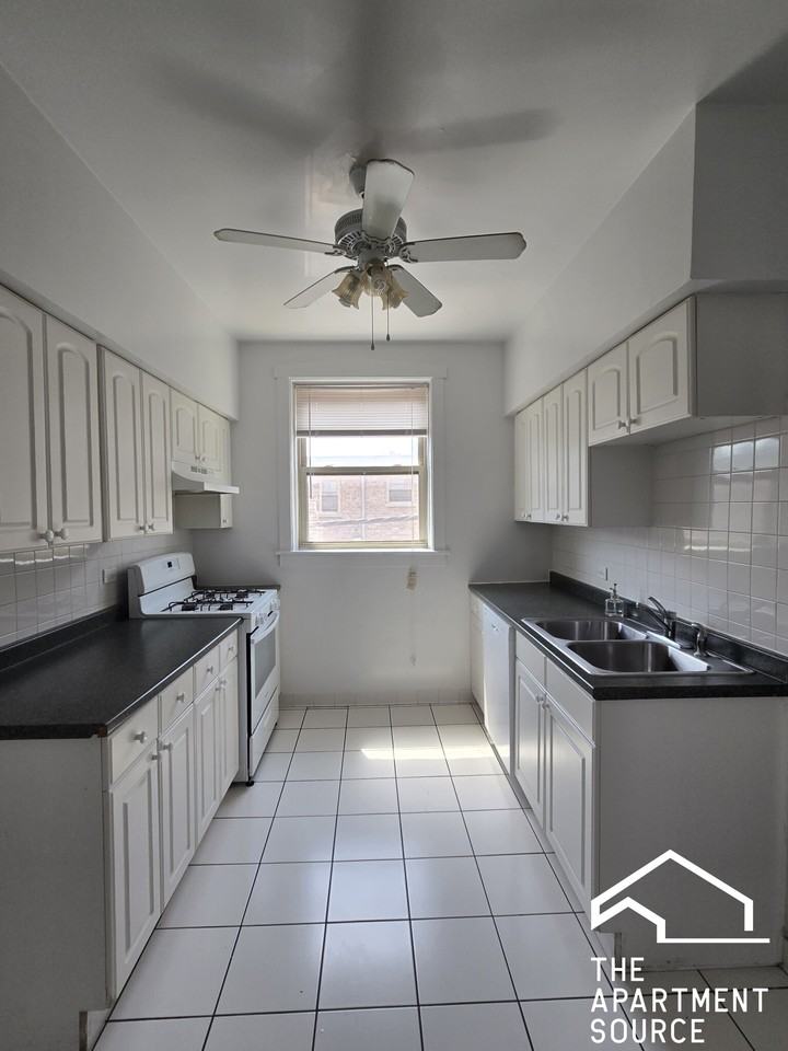 832 Reba Pl #2S - Photo 2 of 8