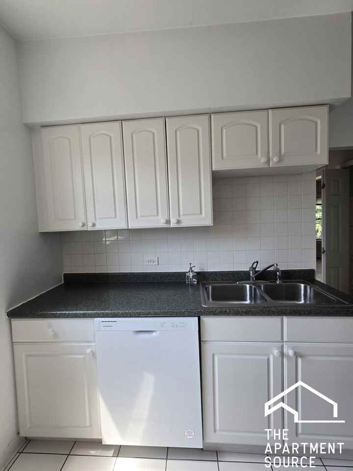 832 Reba Pl #2S - Photo 3 of 8