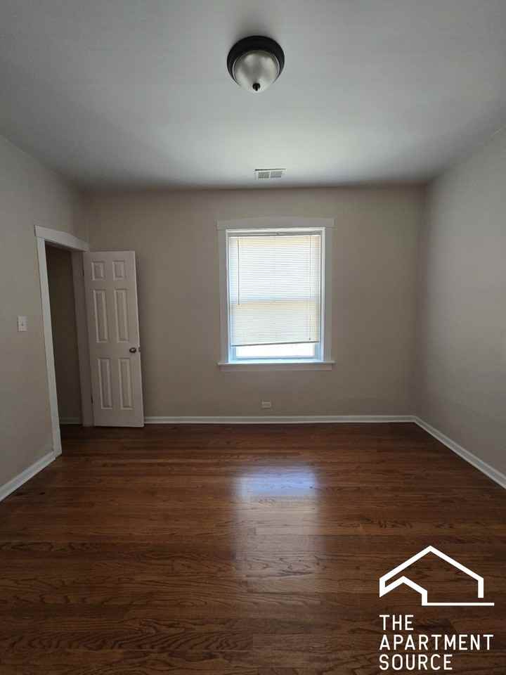 4453 N Hamlin Ave #3 - Photo 3 of 8