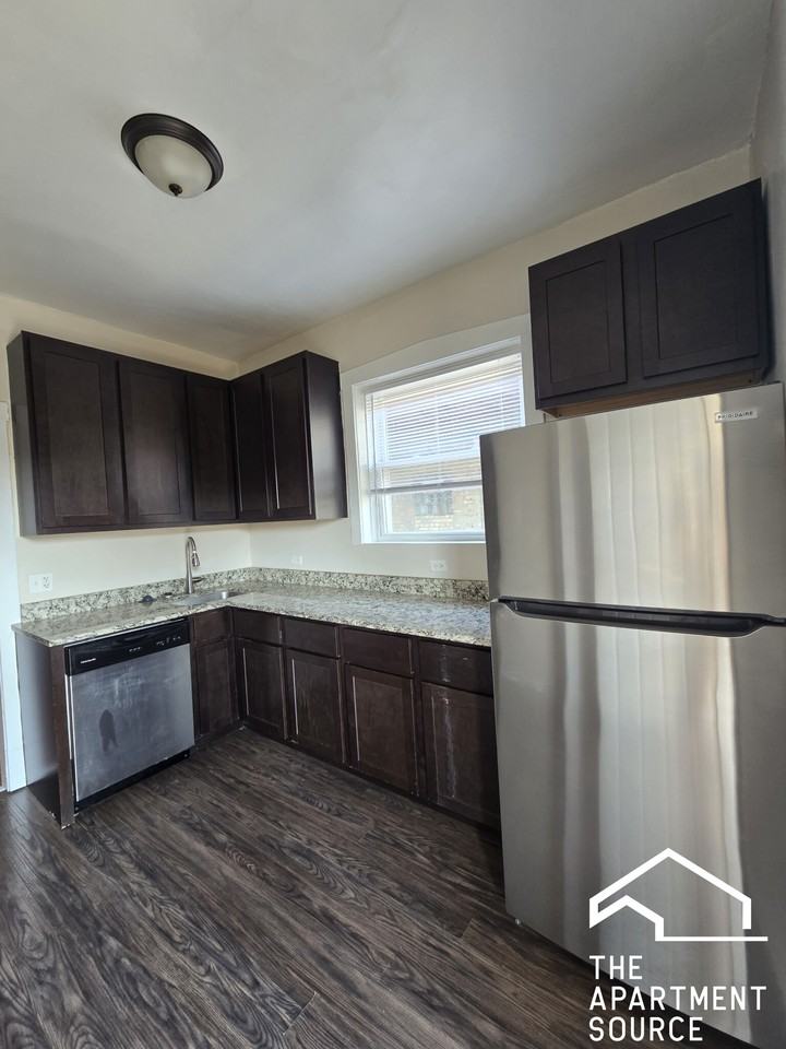 4453 N Hamlin Ave #3 - Photo 4 of 8