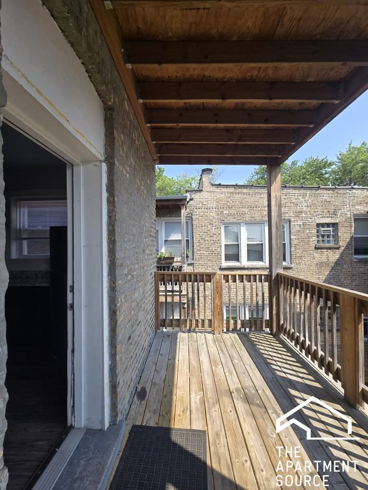 4453 N Hamlin Ave #3 - Photo 6 of 8