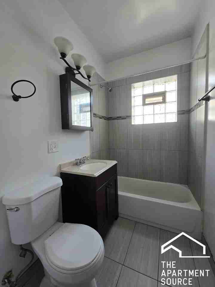 4453 N Hamlin Ave #3 - Photo 7 of 8