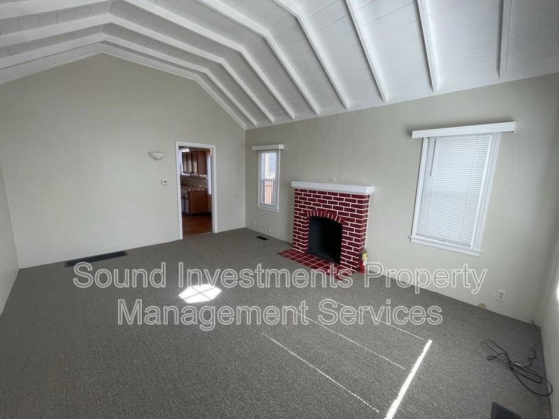 2611 76th Ave - Photo 3 of 16