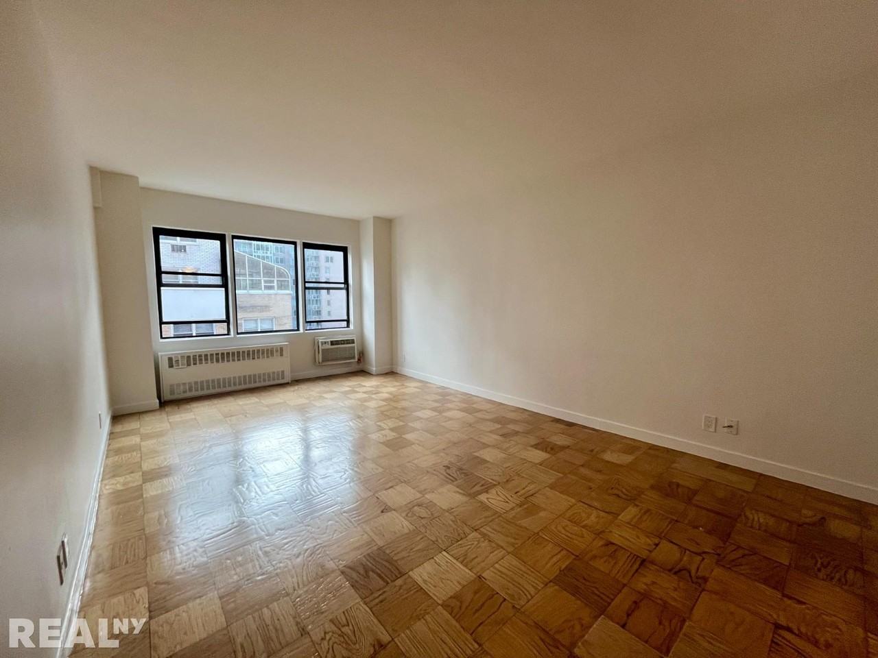 E 36th St #6F - Photo 2 of 7