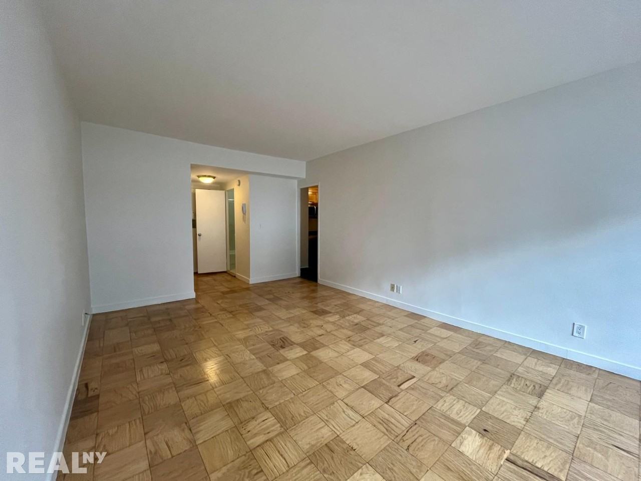 E 36th St #6F - Photo 3 of 7