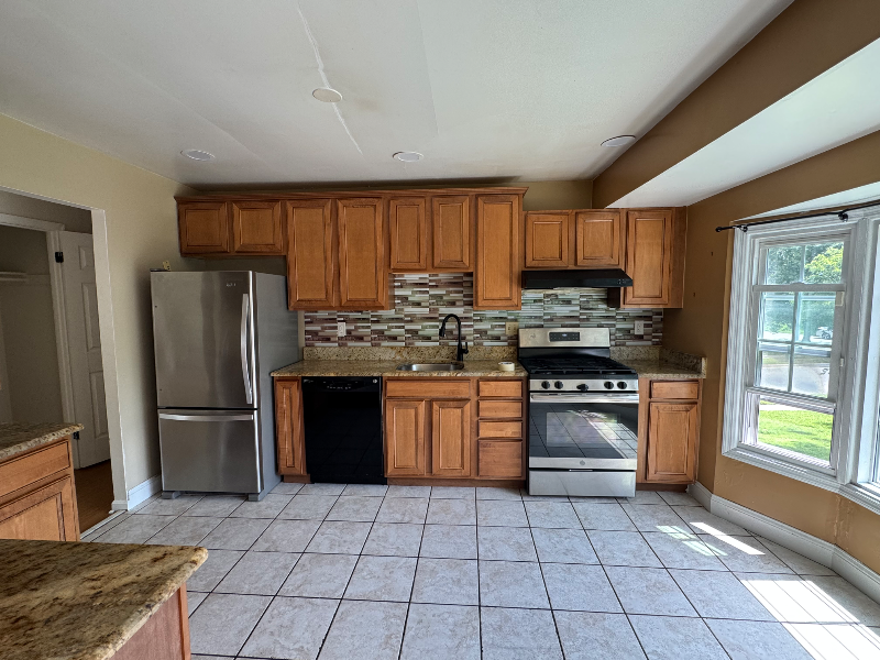 11943 Birchview Dr - Photo 3 of 16