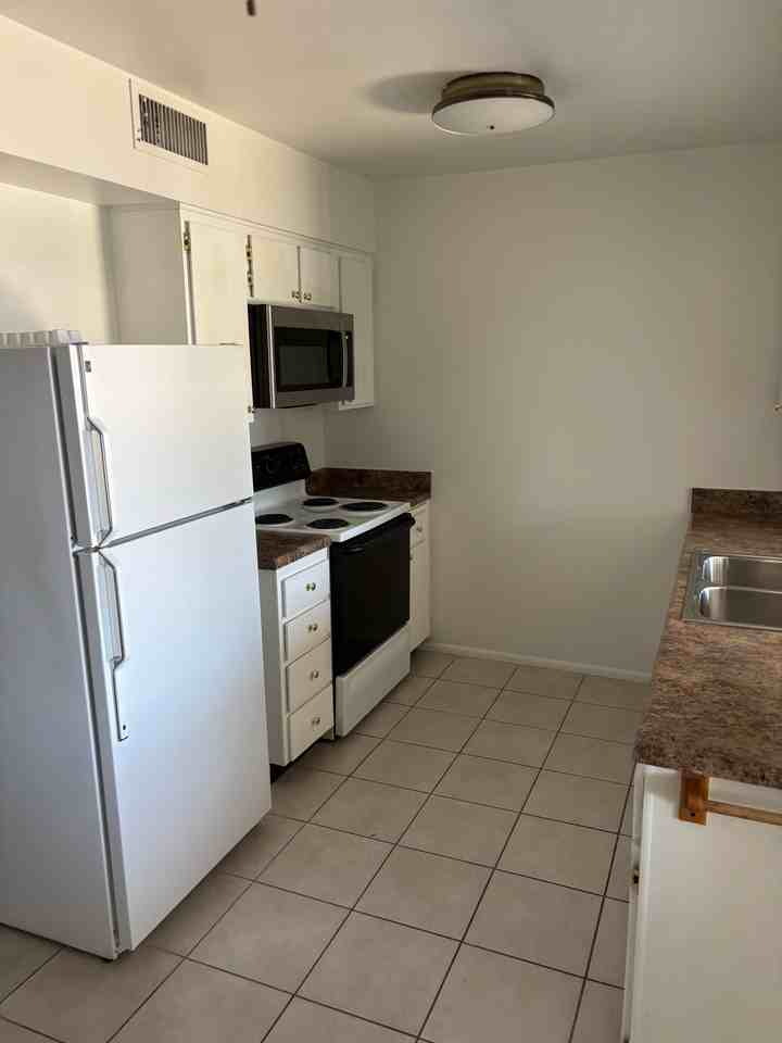 10915 W Thunderbird Blvd #1 - Photo 3 of 6