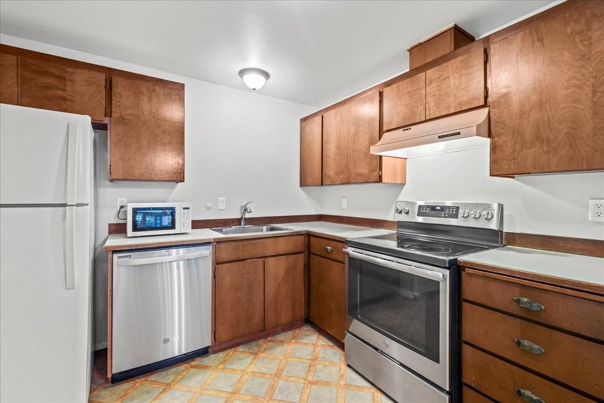 15824 9th Ave Sw #B - Photo 2 of 12