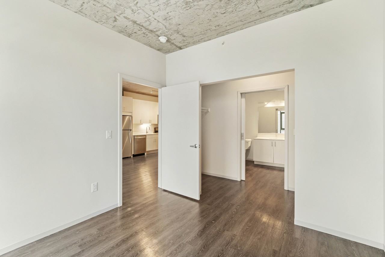 717 S Clark St - Photo 4 of 25