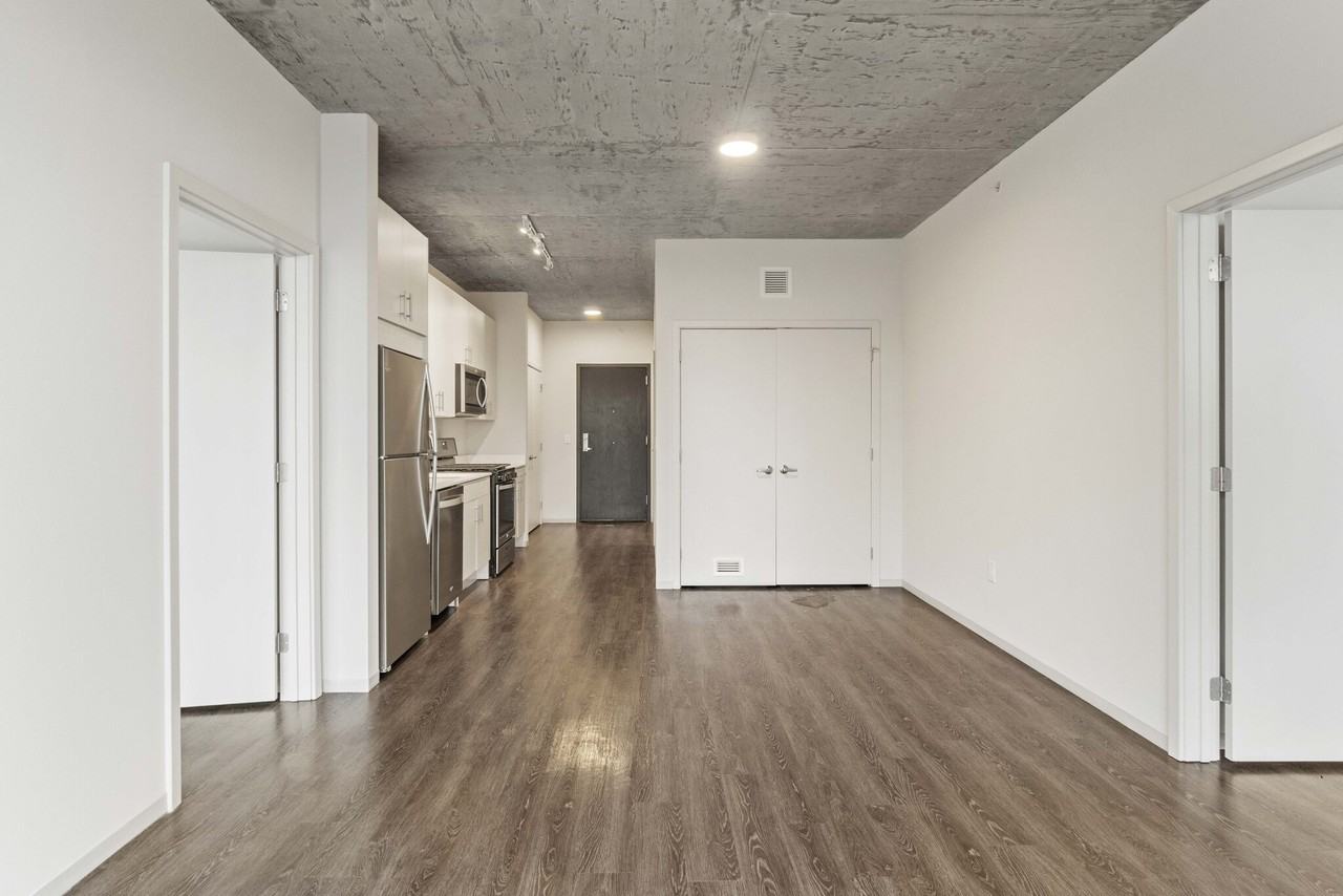 717 S Clark St - Photo 7 of 25
