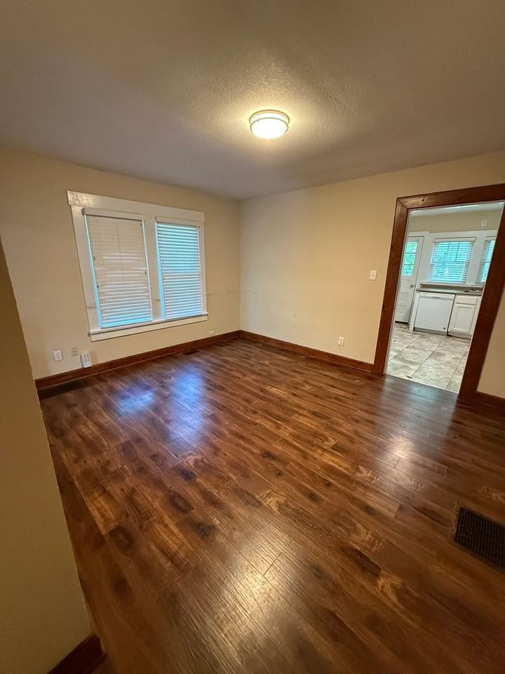 1209 S Lincoln St - Photo 5 of 20