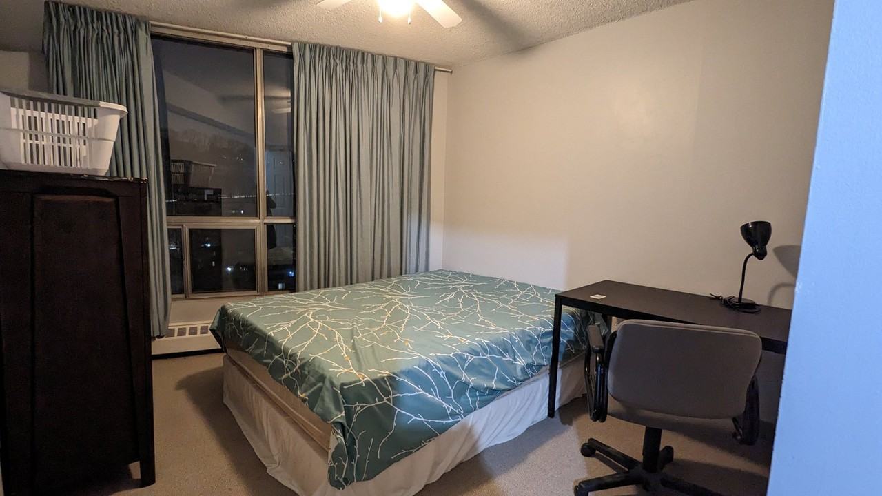 150 Charlton Avenue West - Photo 3 of 24