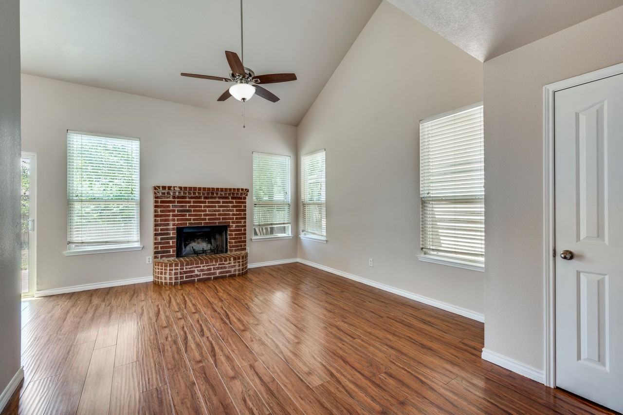 598 Harbour Town Dr - Photo 2 of 13