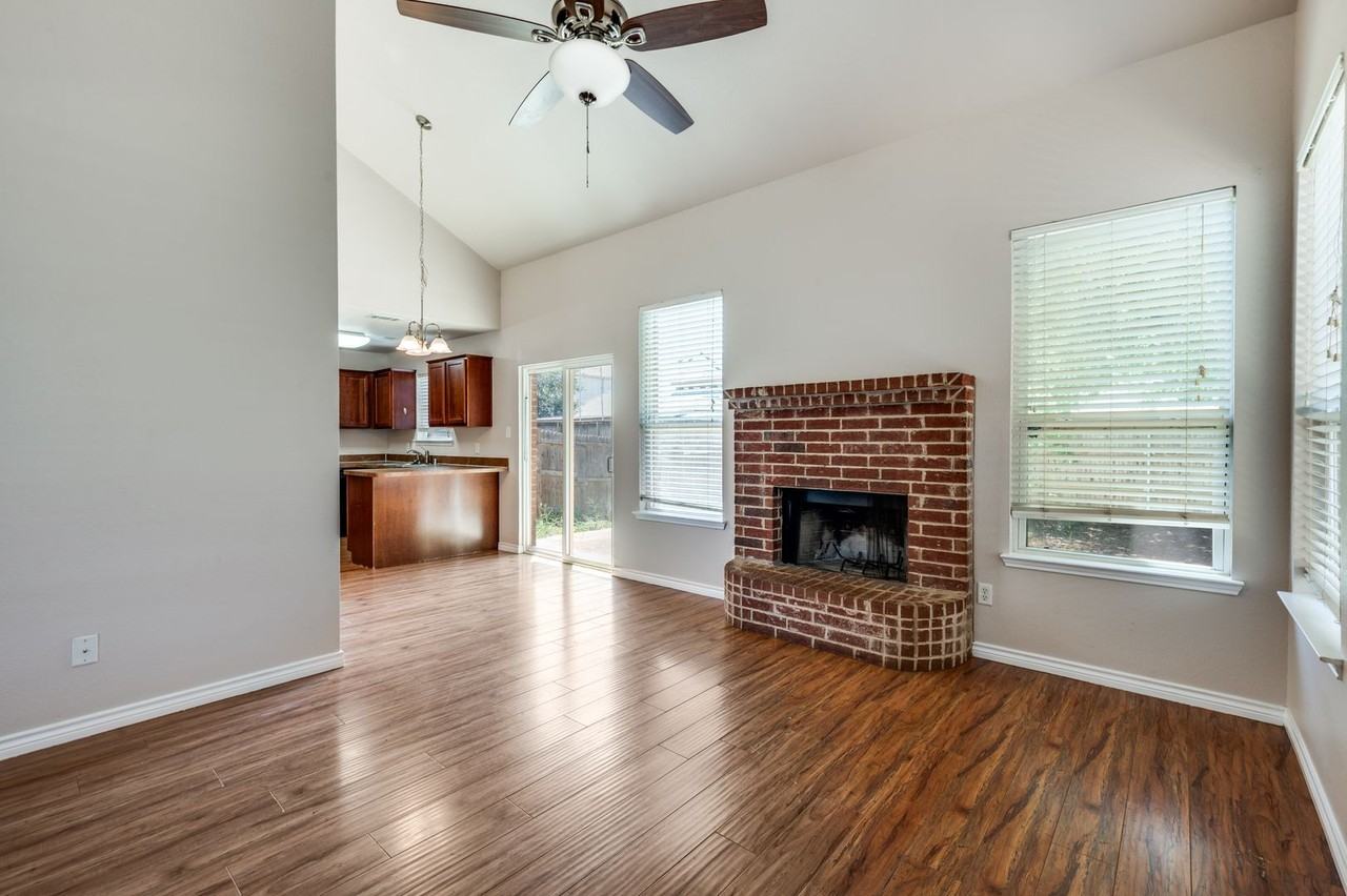 598 Harbour Town Dr - Photo 3 of 13