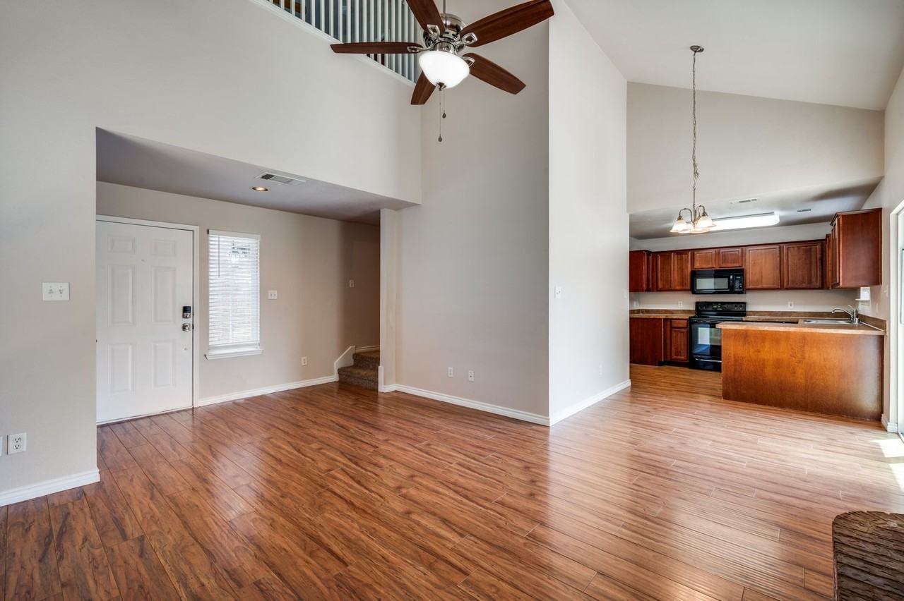 598 Harbour Town Dr - Photo 4 of 13