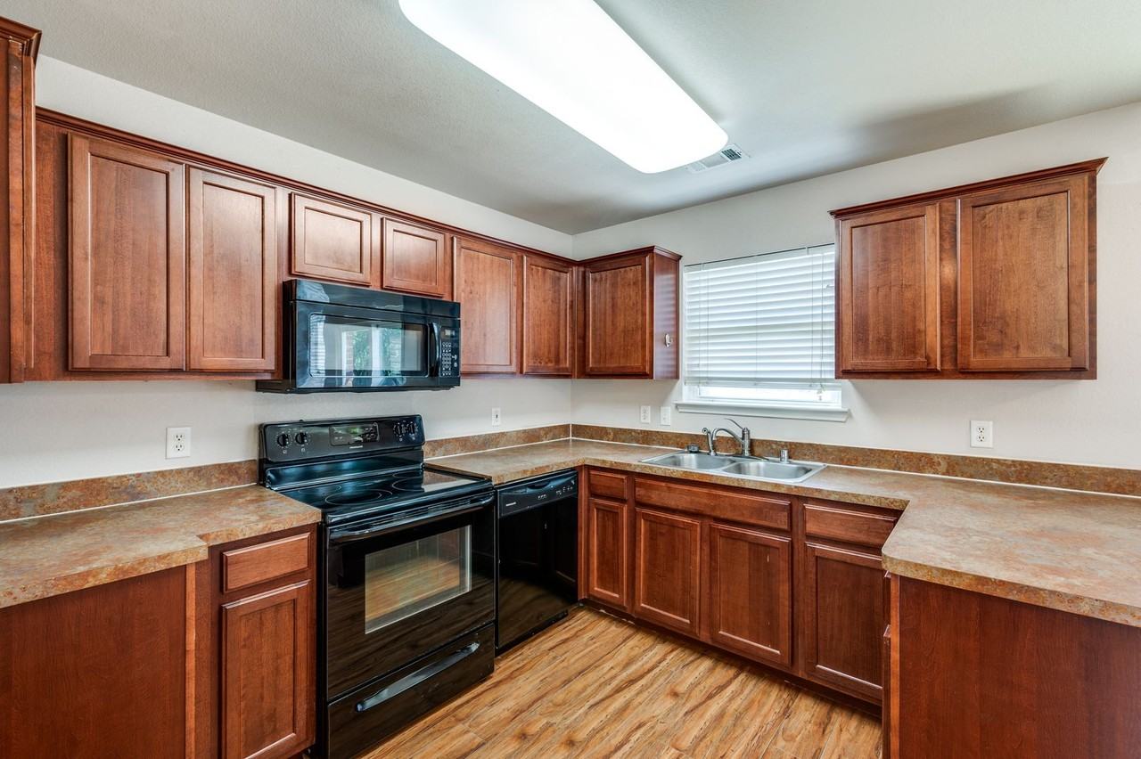 598 Harbour Town Dr - Photo 5 of 13