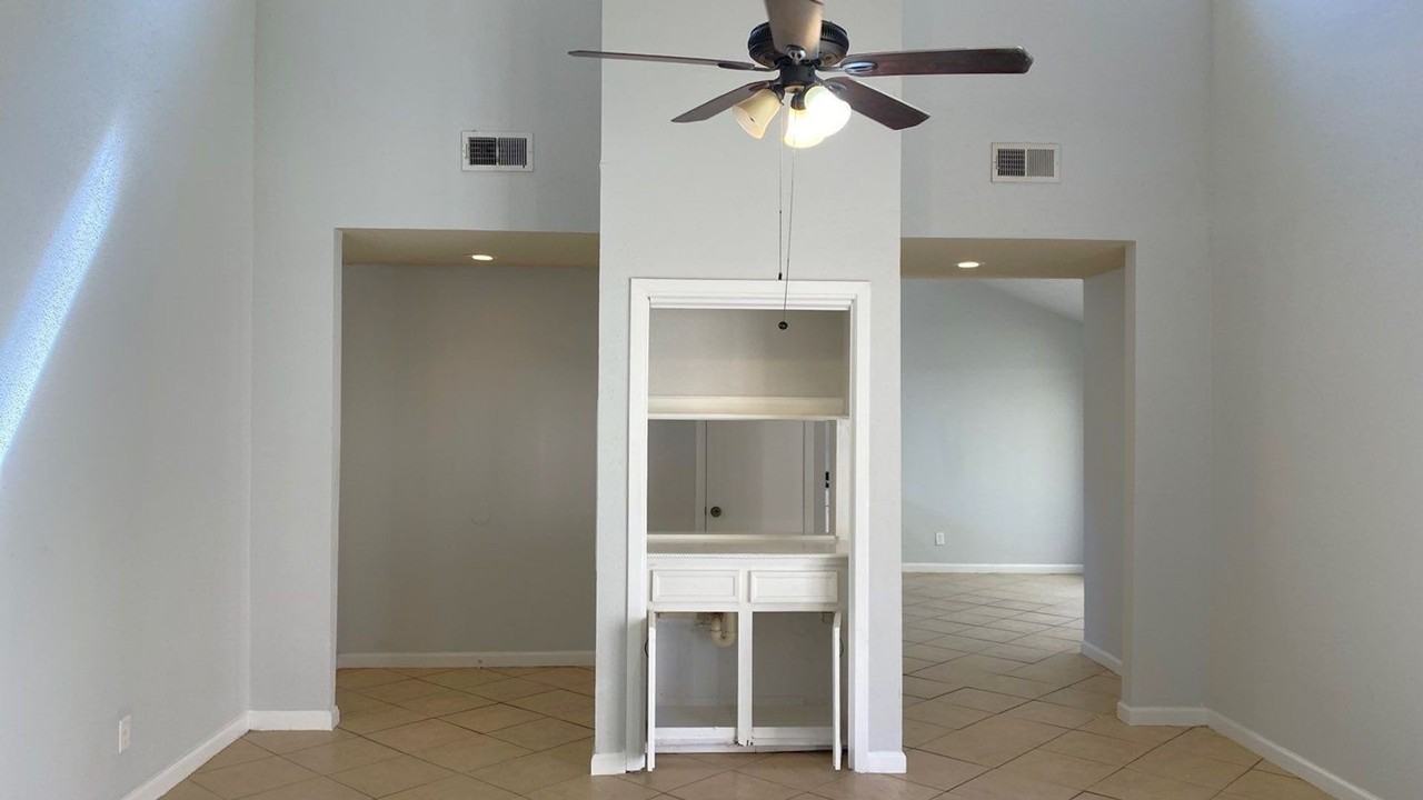 11231 Glenforest Dr - Photo 2 of 16