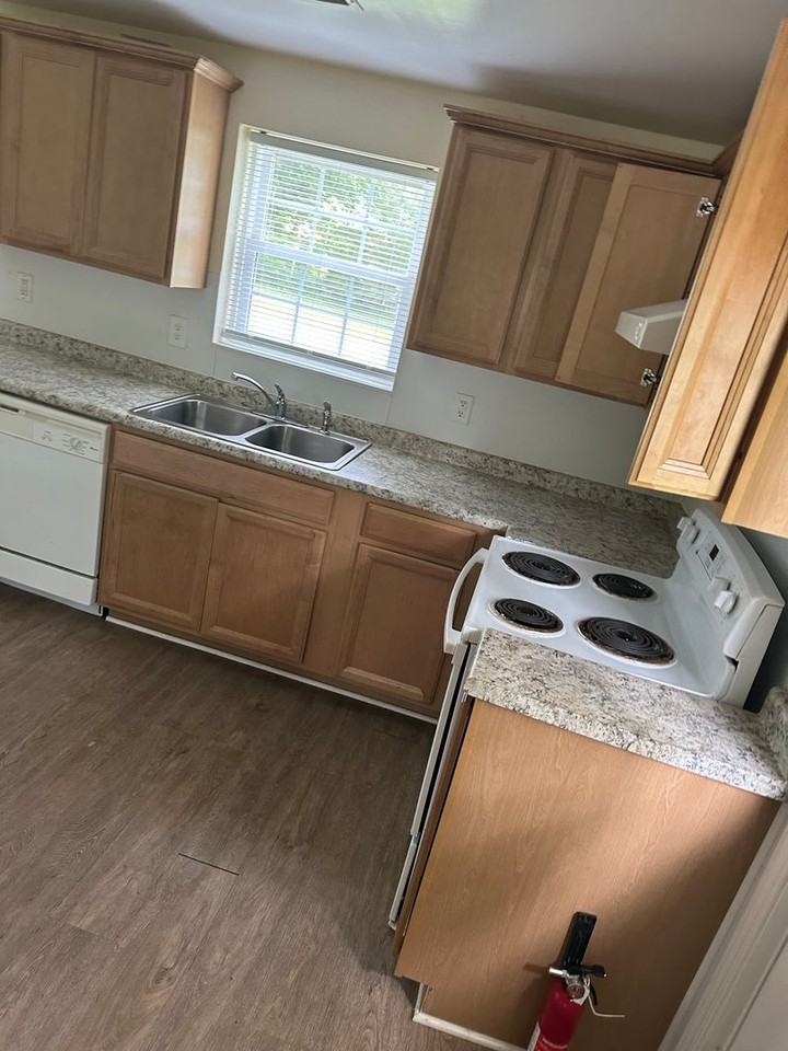 523 Hilltop Dr - Photo 4 of 21