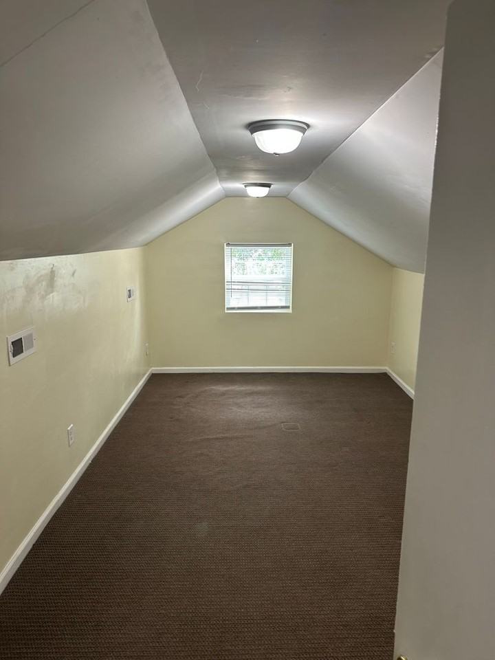 523 Hilltop Dr - Photo 5 of 21