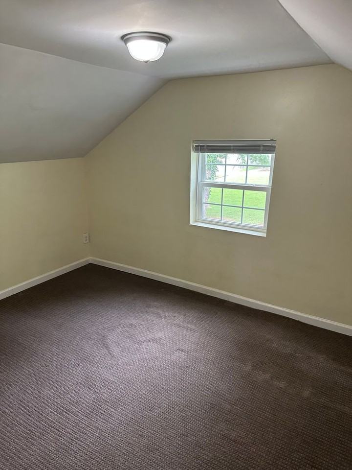 523 Hilltop Dr - Photo 6 of 21