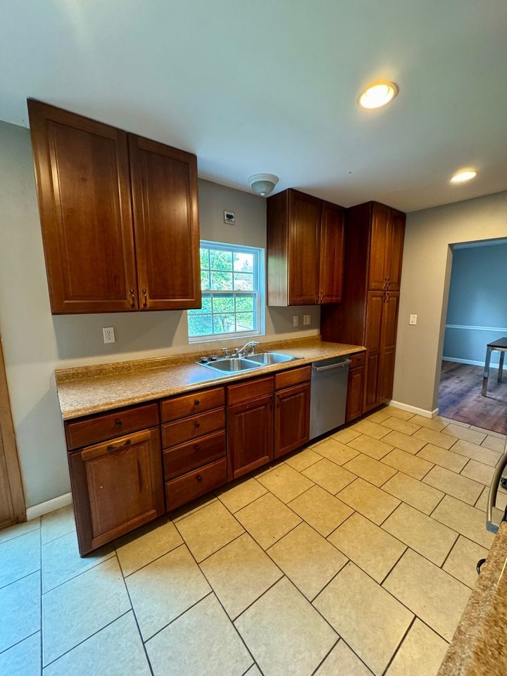 2034 Baxter Rd - Photo 3 of 19