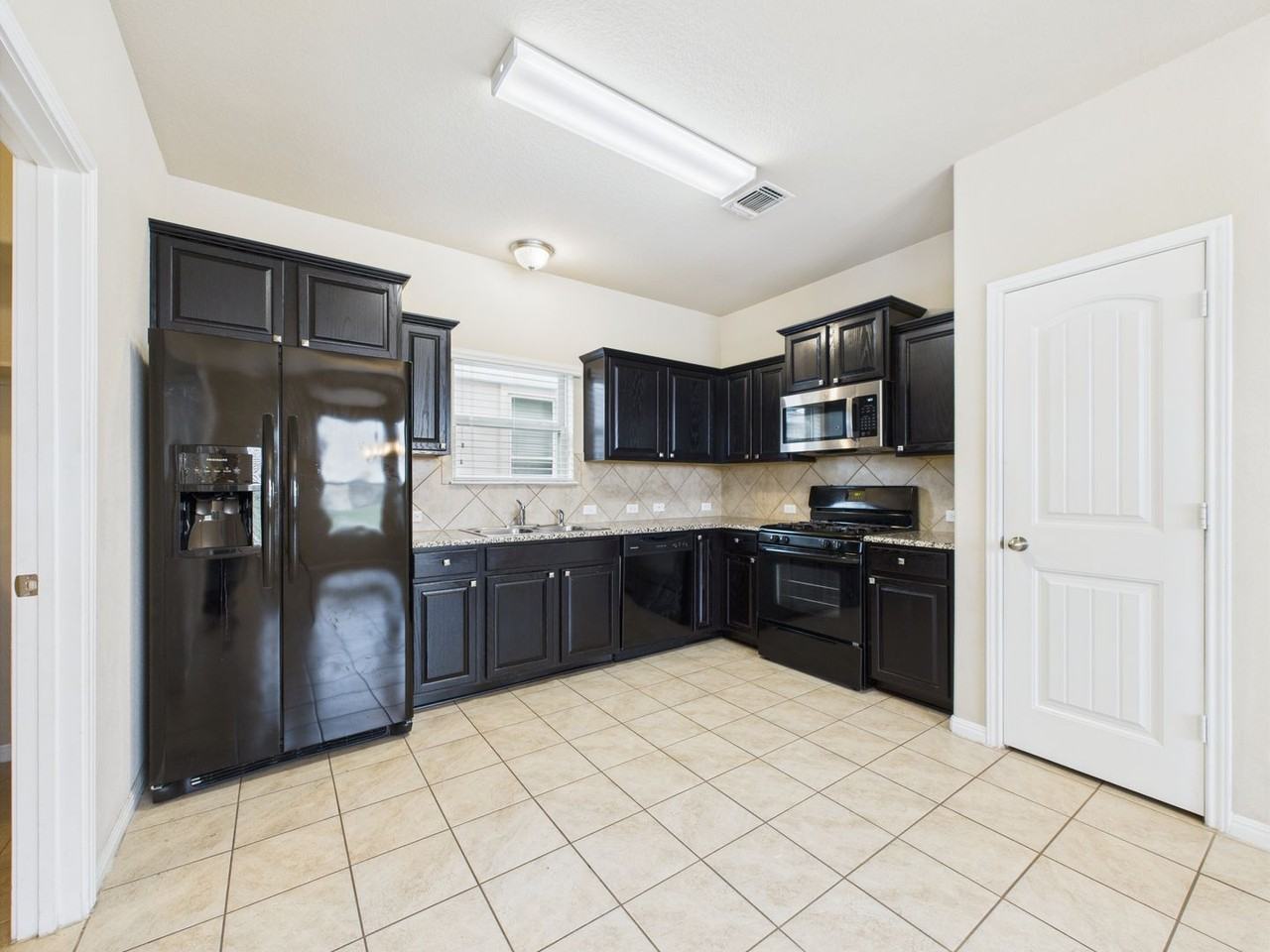 1400 Blake St - Photo 5 of 31