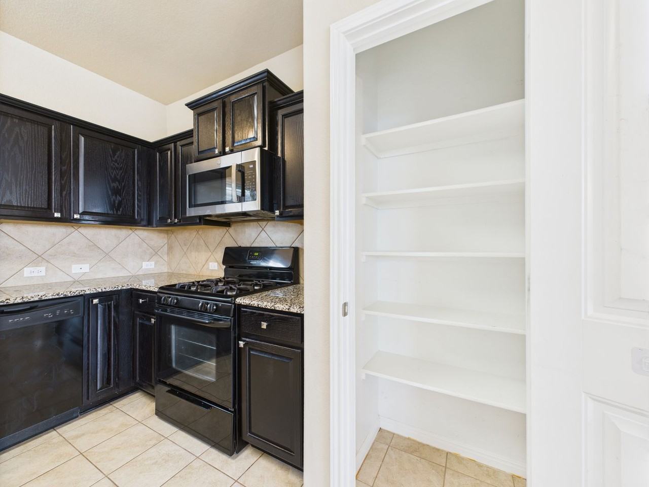 1400 Blake St - Photo 7 of 31