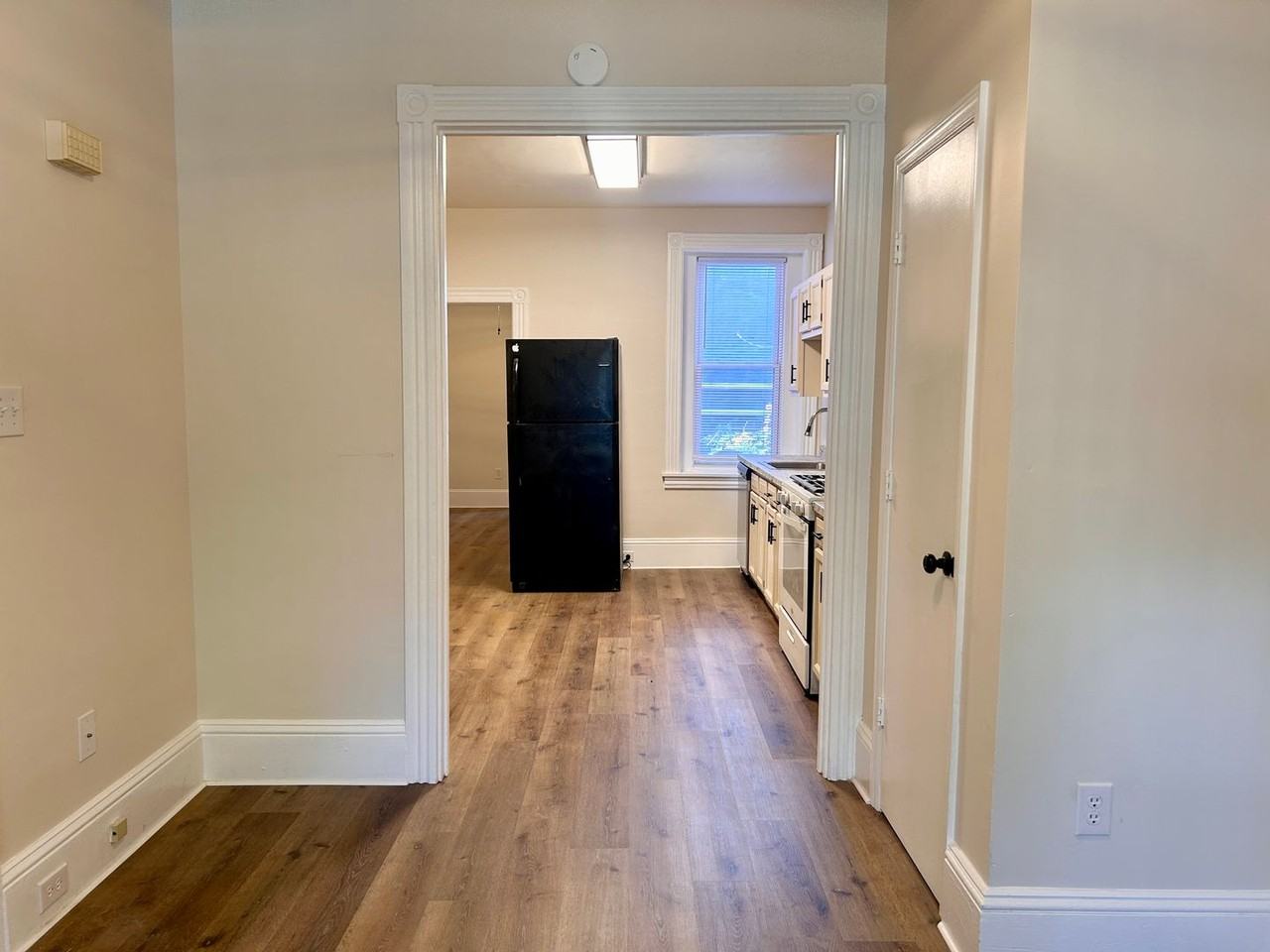 230 1/2 W Walnut St - Photo 2 of 14