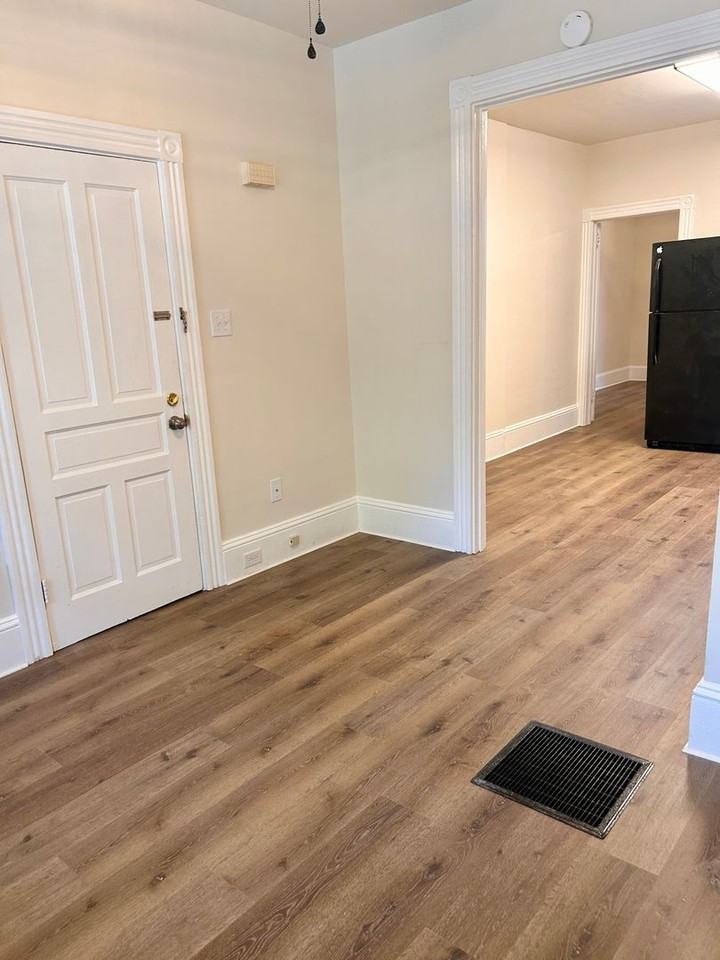 230 1/2 W Walnut St - Photo 3 of 14