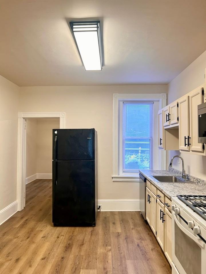 230 1/2 W Walnut St - Photo 5 of 14