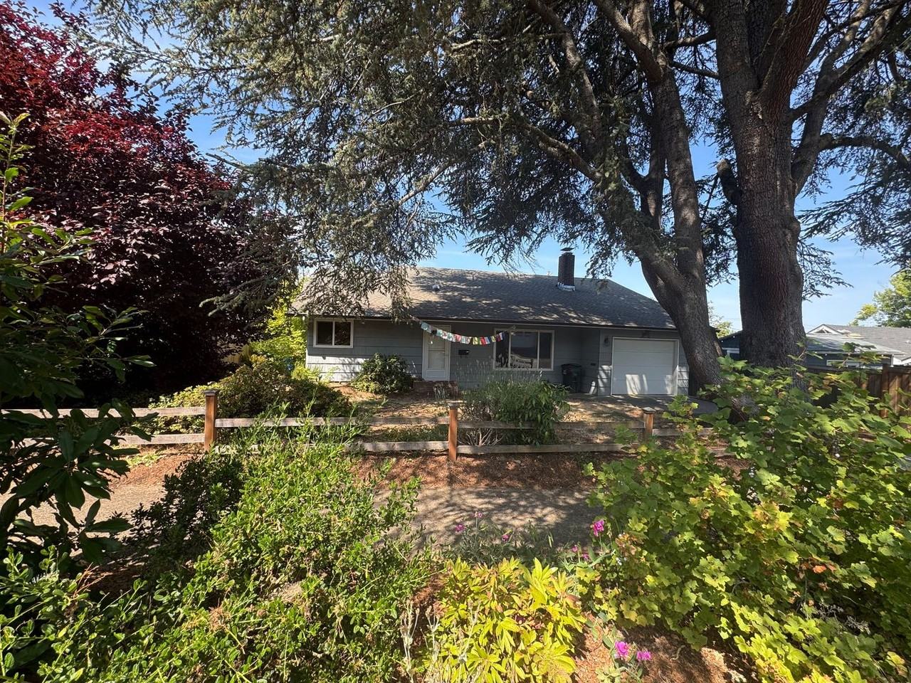 2042 Lincoln St - Photo 2 of 40