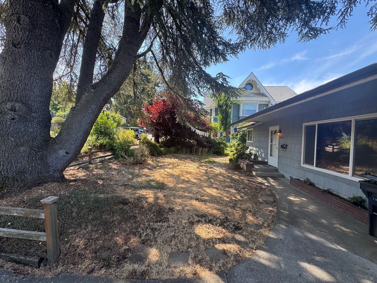 2042 Lincoln St - Photo 3 of 40