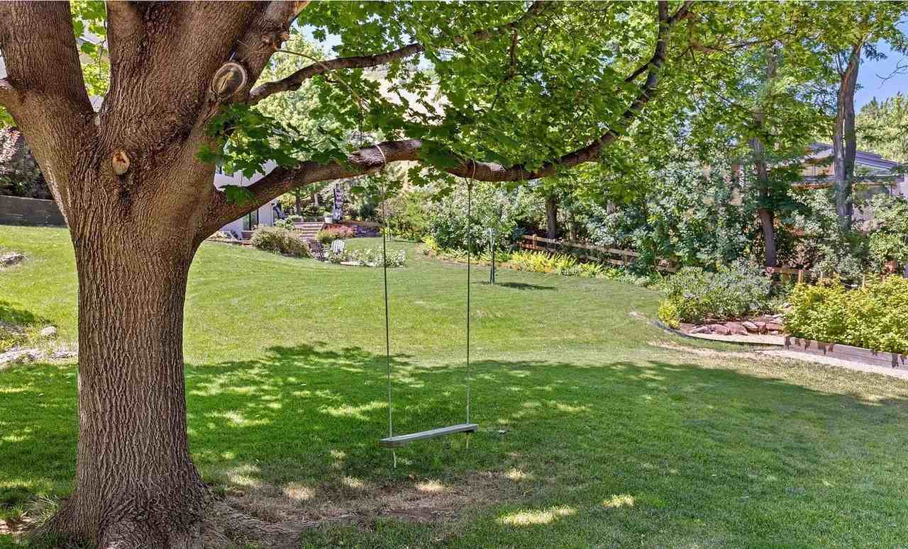 1117 Barberry Ct - Photo 3 of 32