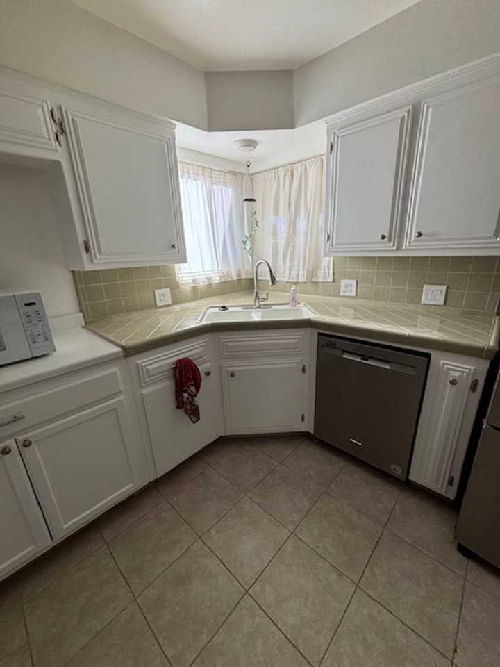 1201 Yorba Linda St - Photo 7 of 27