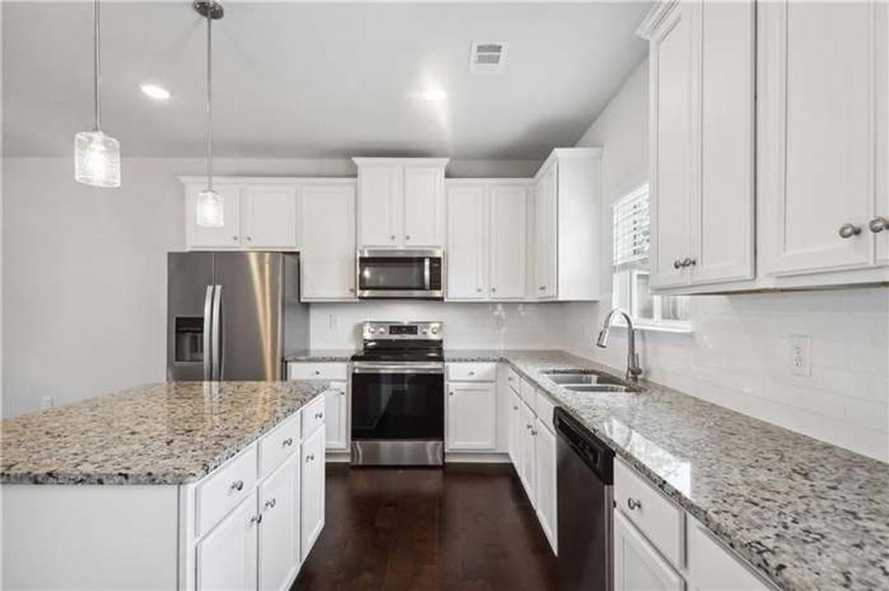 2611 Hedgeway Cir - Photo 5 of 17