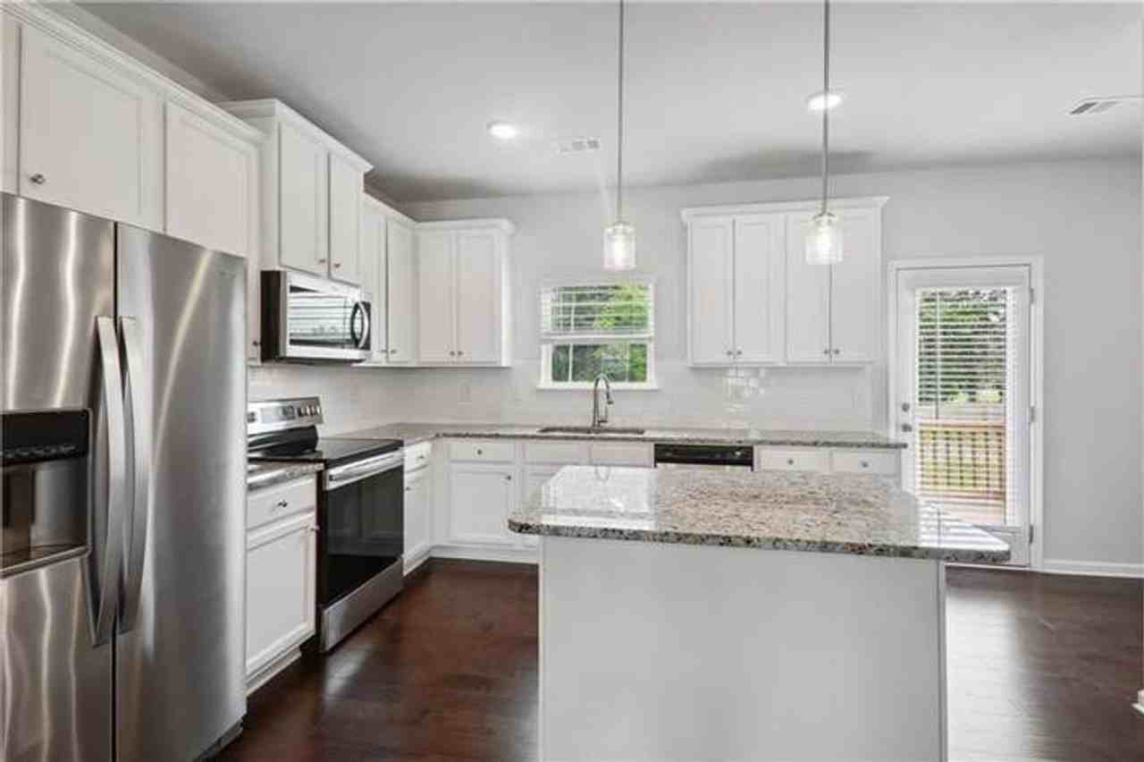 2611 Hedgeway Cir - Photo 4 of 17