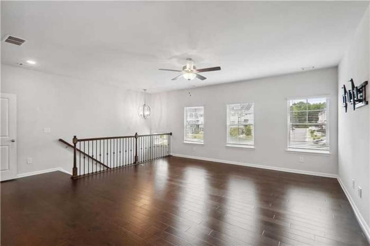 2611 Hedgeway Cir - Photo 3 of 17