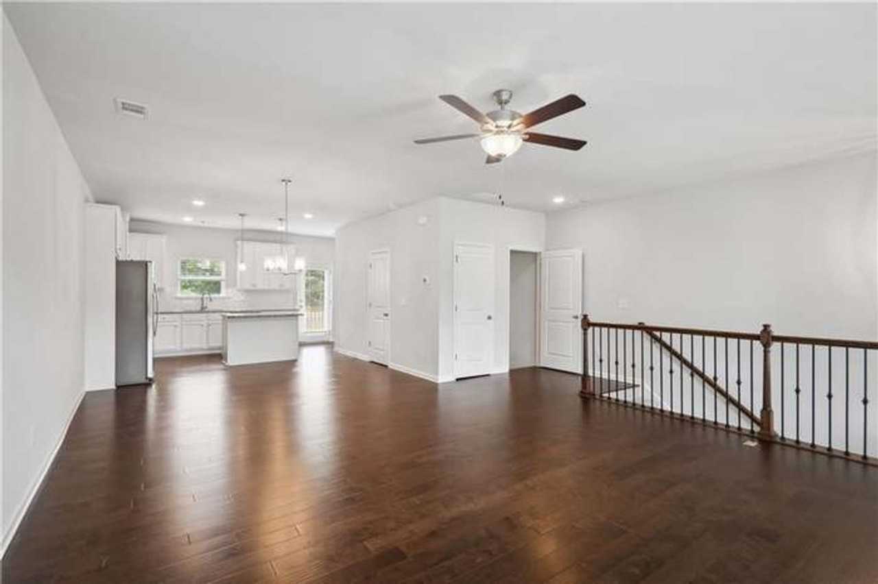 2611 Hedgeway Cir - Photo 2 of 17