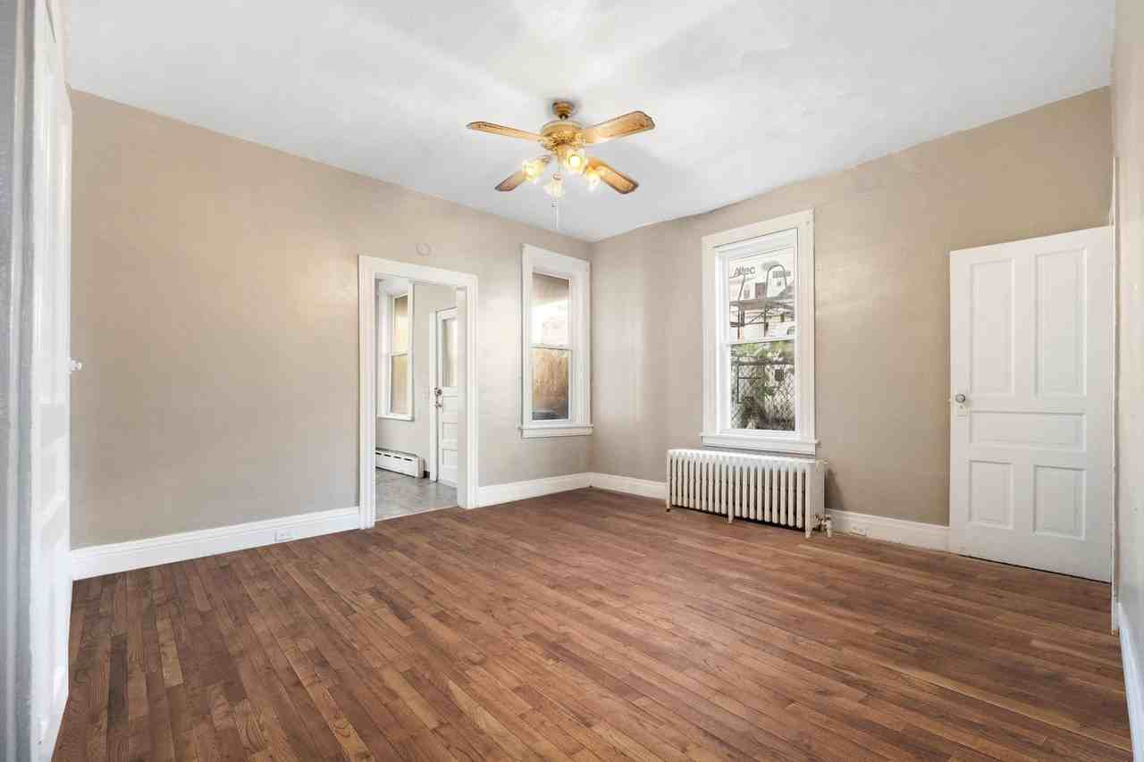 4431 Howley St - Photo 4 of 13