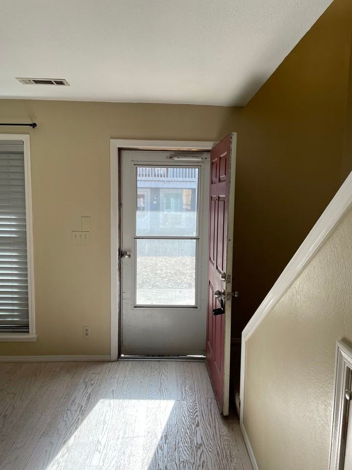 1037 E 57th Pl #5 - Photo 5 of 36